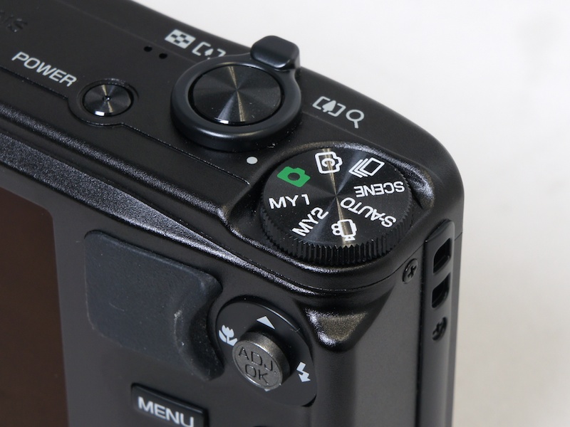 <b>モードダイヤル。「C」のアイコンが新設された「クリエイティブ撮影モード」</b>