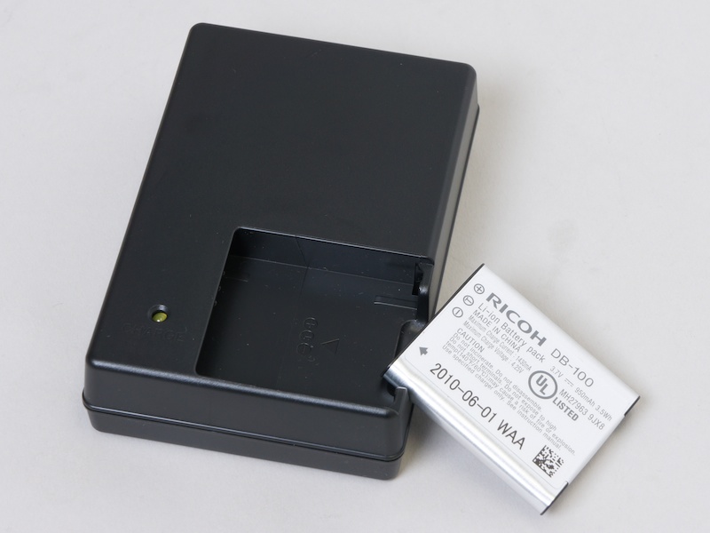 <b>使用電源はCX3と同じ「DB-100」だが、撮影枚数はCX3よりも20枚多い約330枚になっている（CIPA規格準拠。画像モニター節電ONに設定）</b>