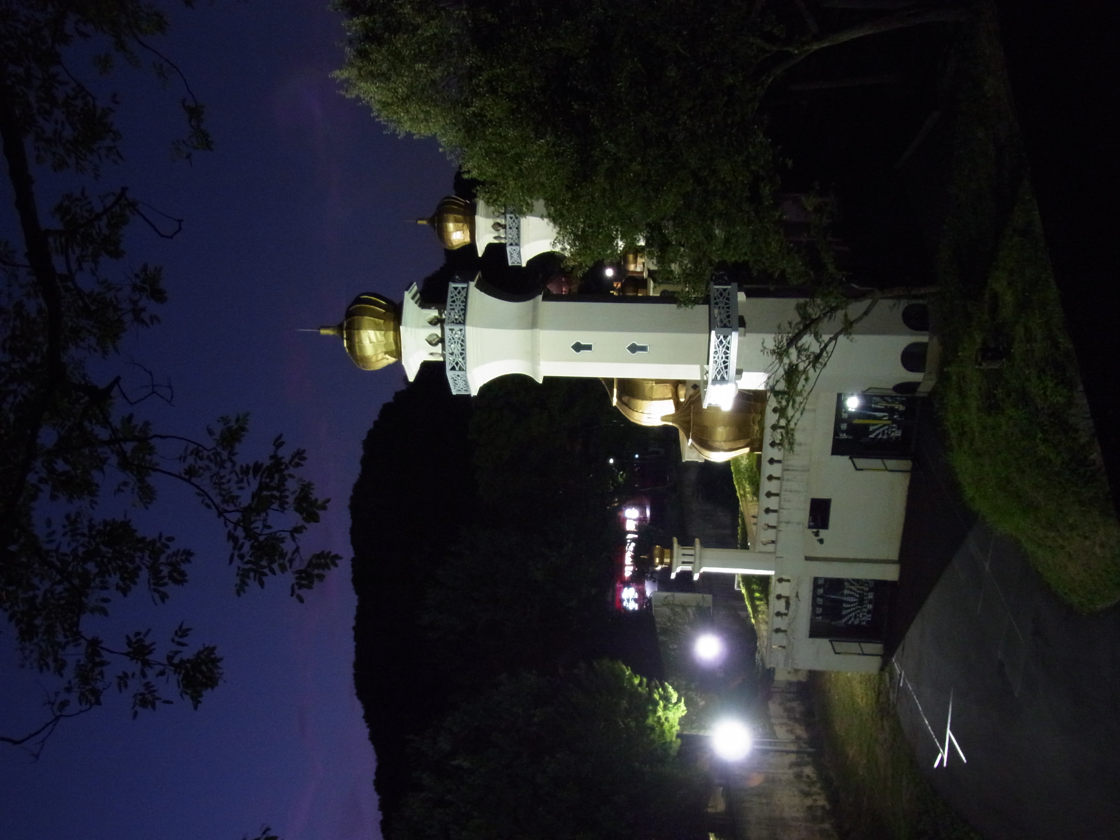 <b>夜景マルチショット<br>CX4 / 約3.2MB / 2,736×3,648 / 1/9秒 / F3.7 / 0EV / ISO951 / WB:蛍光灯 / 5.4mm</b>