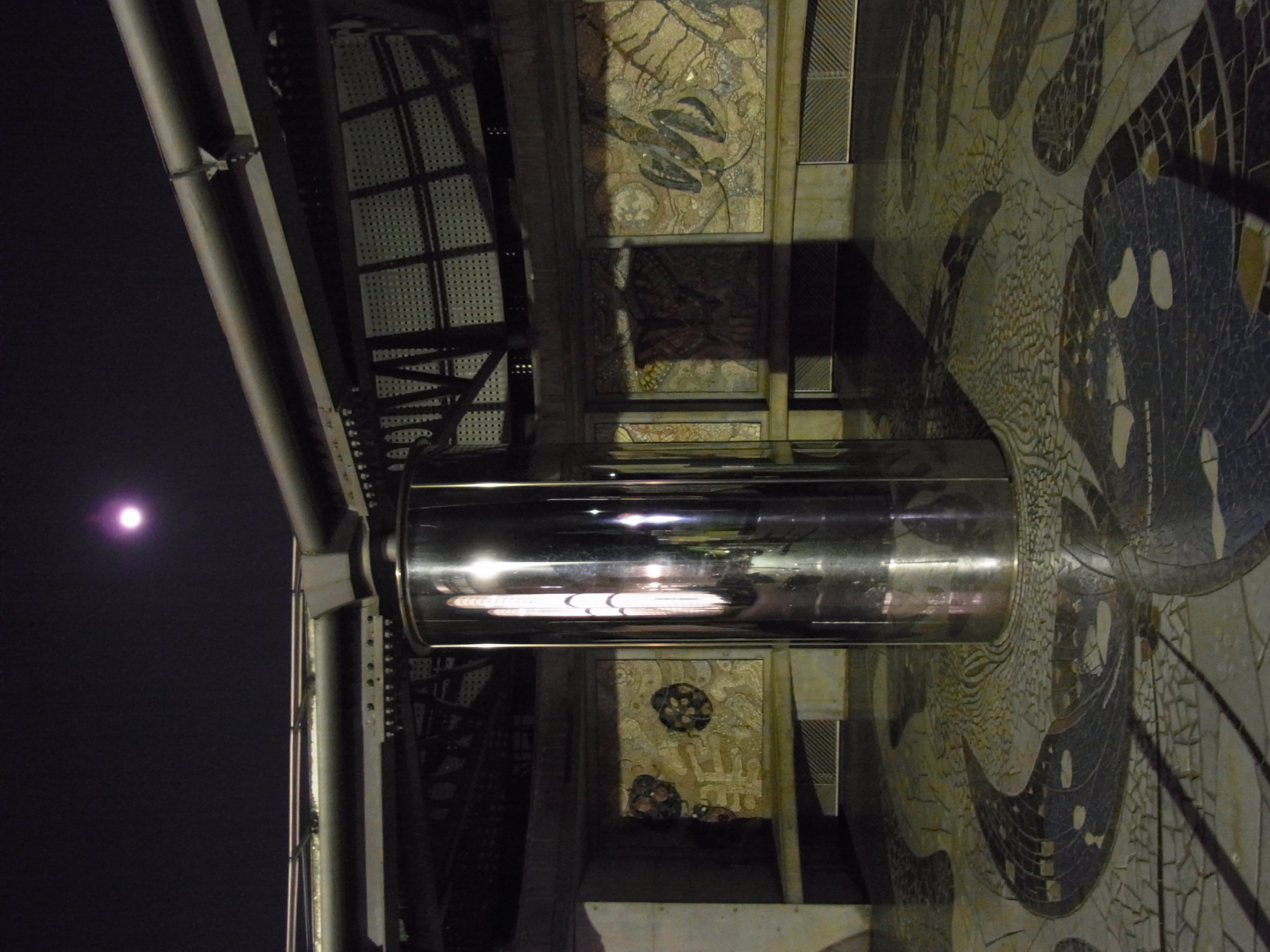 <b>夜景マルチショット<br>CX4 / 約3.2MB / 2,736×3,648 / 1/8秒 / F3.5 / 0EV / ISO1600 / WB:オート / 4.9mm</b>