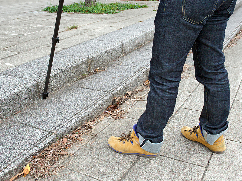 <b>段差などを利用して一脚の足を安定させるのも良い方法</b>