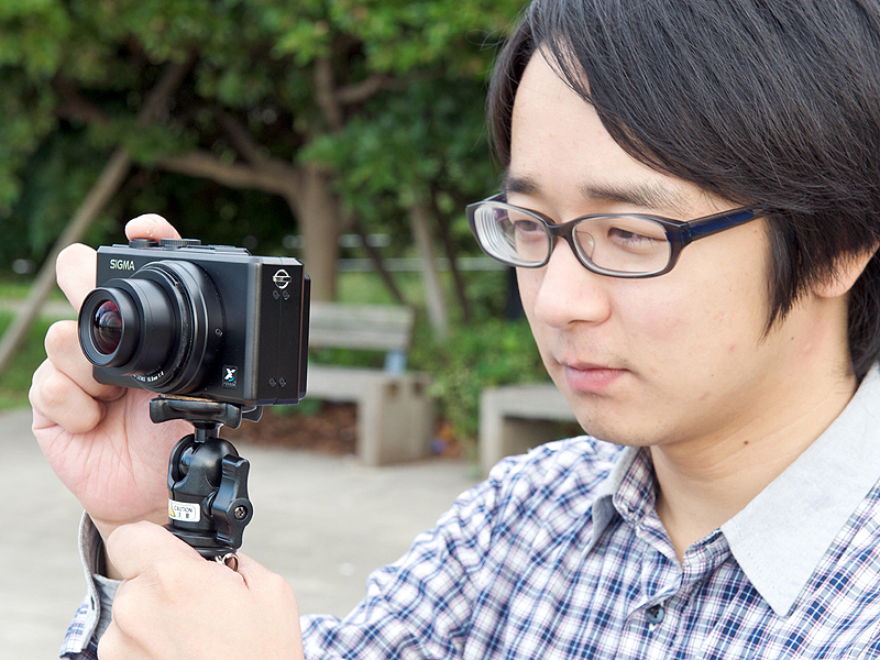 <b>このように一脚自体を持つよりも、両手ともカメラまたはレンズを押えた方がブレは抑えられる</b>