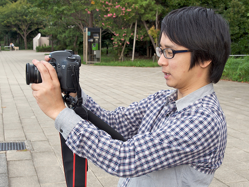 <b>脚を縮めて胸に押し当てるのはミニ三脚でもおなじみのテクニックだが、一脚でも有効だ。その際、右のようにストラップで支えるとかなり安定が増す</b>