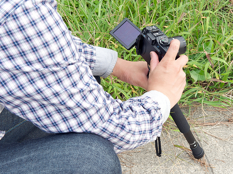 <b>バリアングル液晶モニターを活用し、このようにローアングル撮影時のブレ防止も期待できる</b>