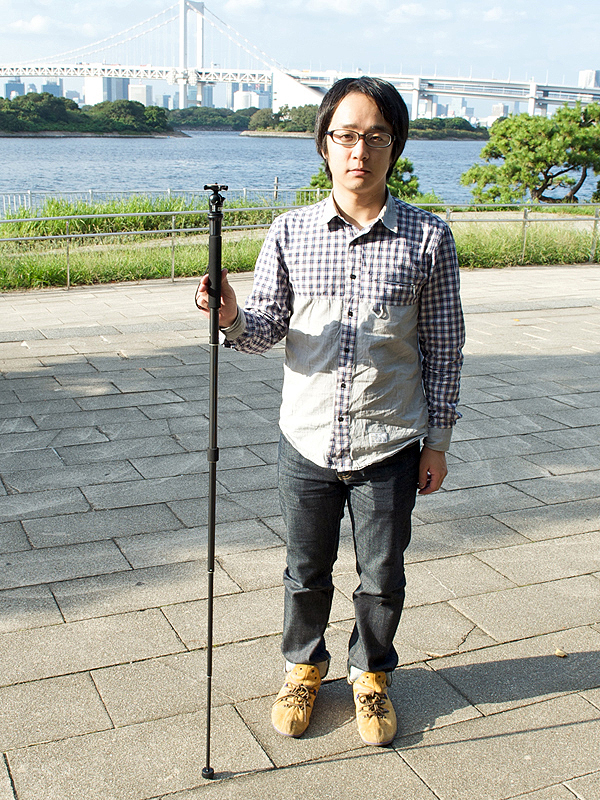 <b>三脚に比べると設置面積が大幅に少なくなり、また持ち運びも容易になるのが一脚の利点。ウルトラスティックM53は縮長が短い代わりに全高はアイレベルにならないが、ライブビューで撮影するには問題ない</b>