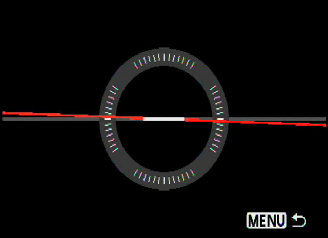 <b>水準器機能は左右方向のみに有効。ライブビューや動画撮影時も表示することが可能だ</b>