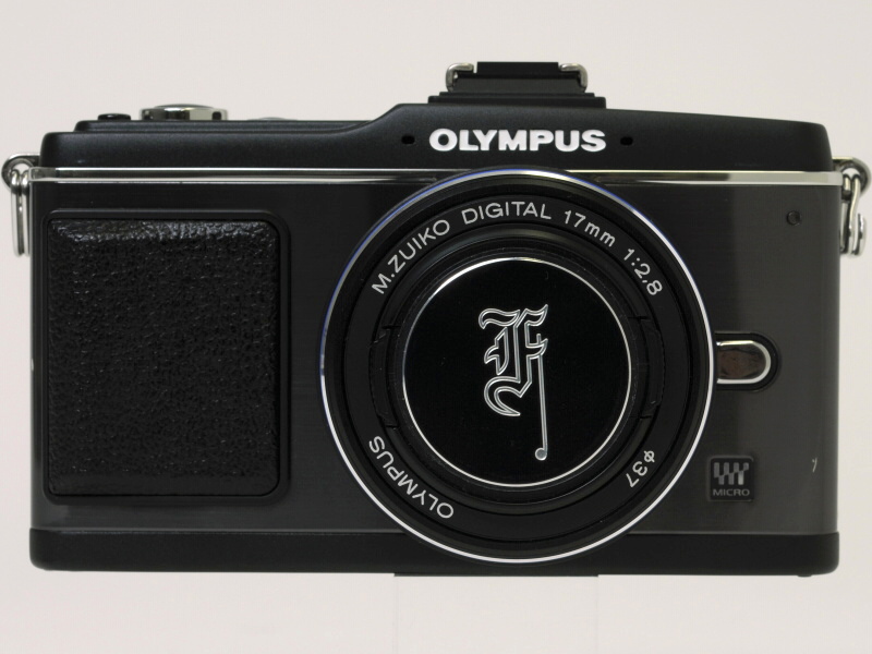 <b>花文字入りレンズキャップを装着したところ</b>