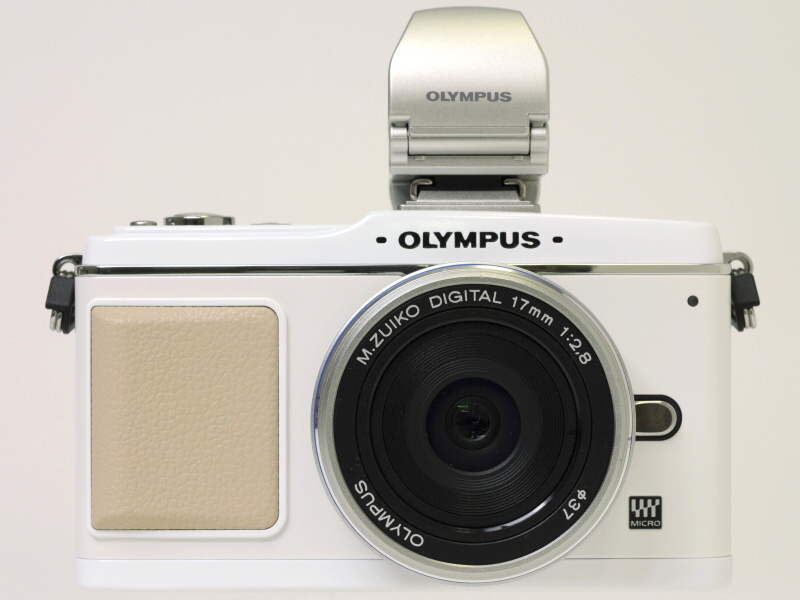 <b>E-P2ホワイトにシルバーのレンズとVF-2を装着</b>