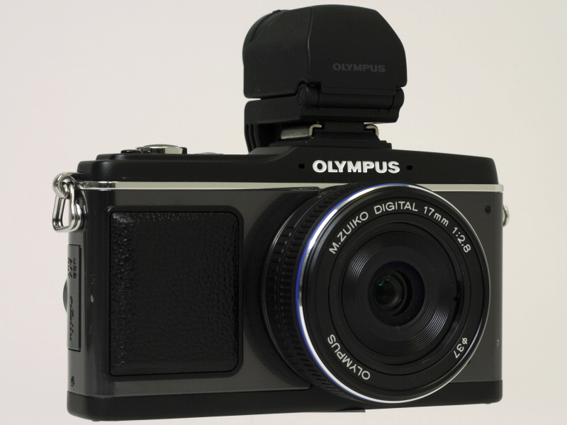 <b>E-P2ブラックにブラックのレンズとVF-2を装着</b>