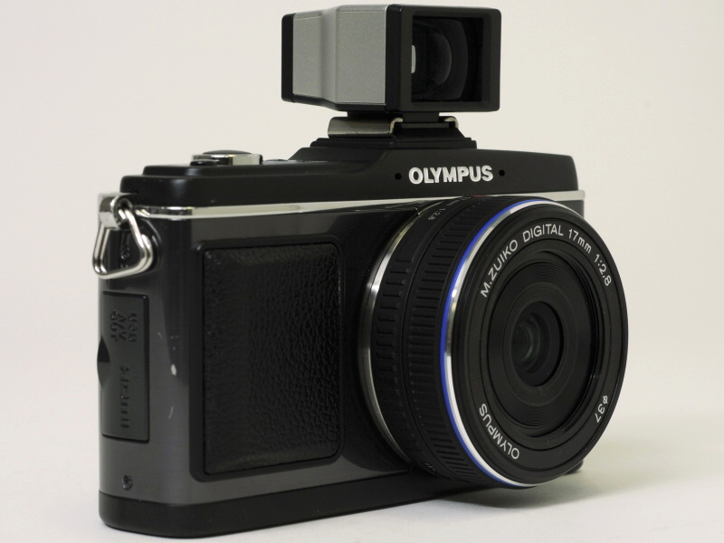 <b>E-P2プレミアムキット（ブラック）にVF-1を装着</b>