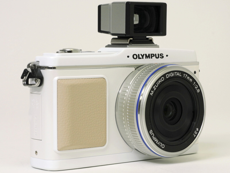 <b>E-P2プレミアムキット（ホワイト）にVF-1を装着</b>