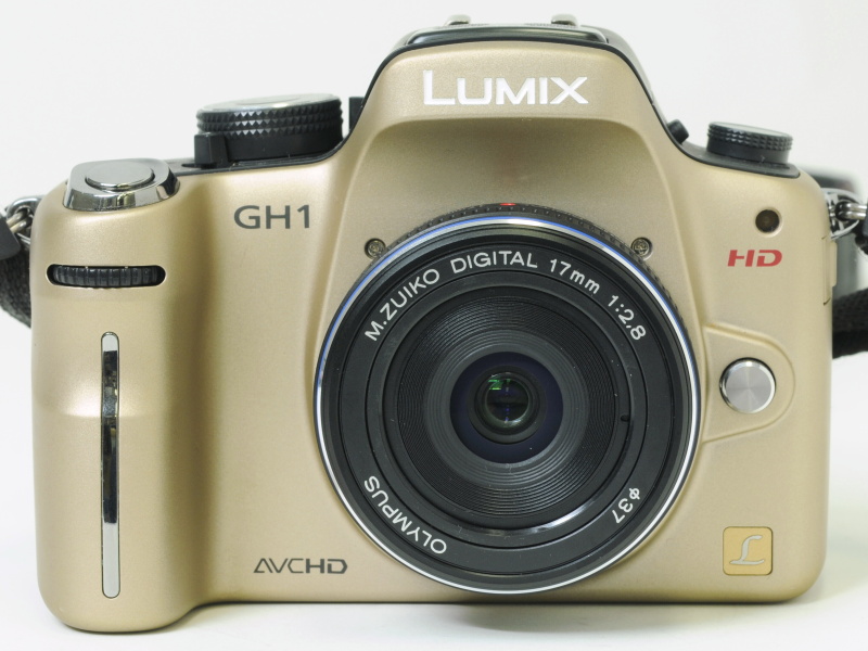 <b>パナソニックLUMIX DMC-GH1（コンフォートゴールド）にM.ZUIKO DIGITAL 17mm F2.8（ブラック）を装着</b>