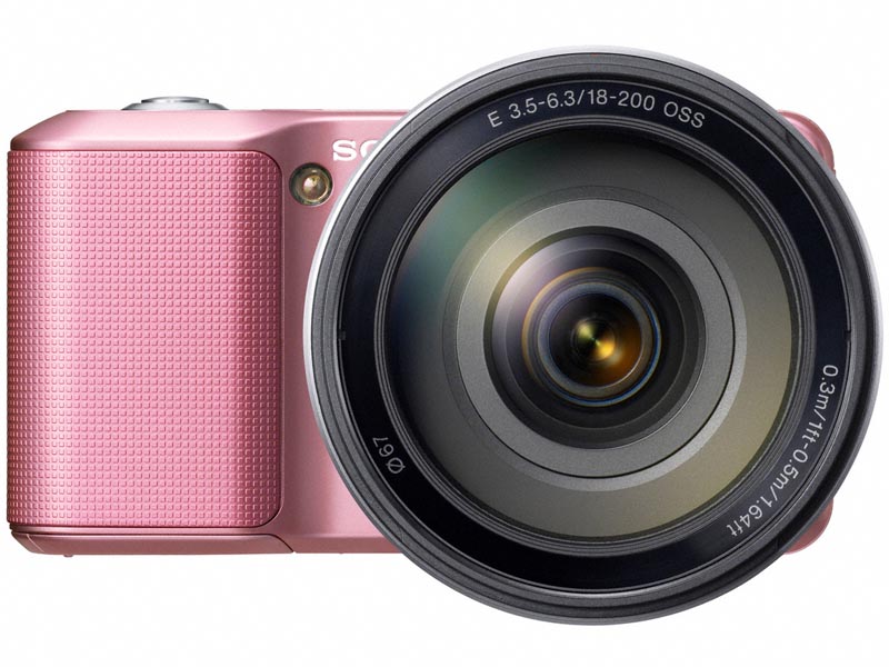 <b>E 18-200mm F3.5-6.3 OSS（ダブルズームキットには付属しない）を装着</b>