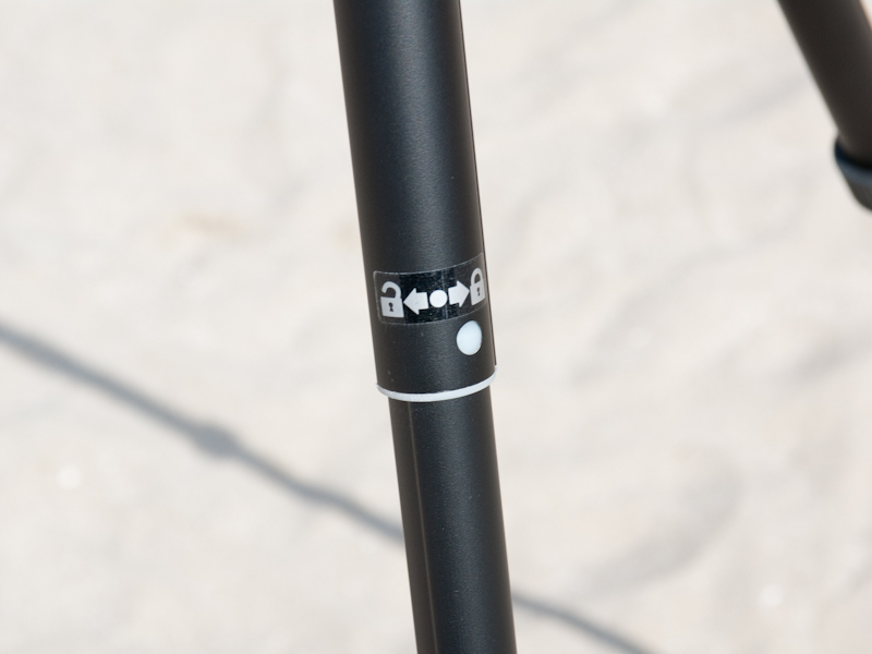 <b>パイプを約3/4回転させることでロック/ロック解除を行なう｢ウルトラロック機構｣を採用</b>