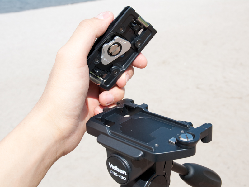 <b>クイックシューをワンタッチで着脱できる</b>