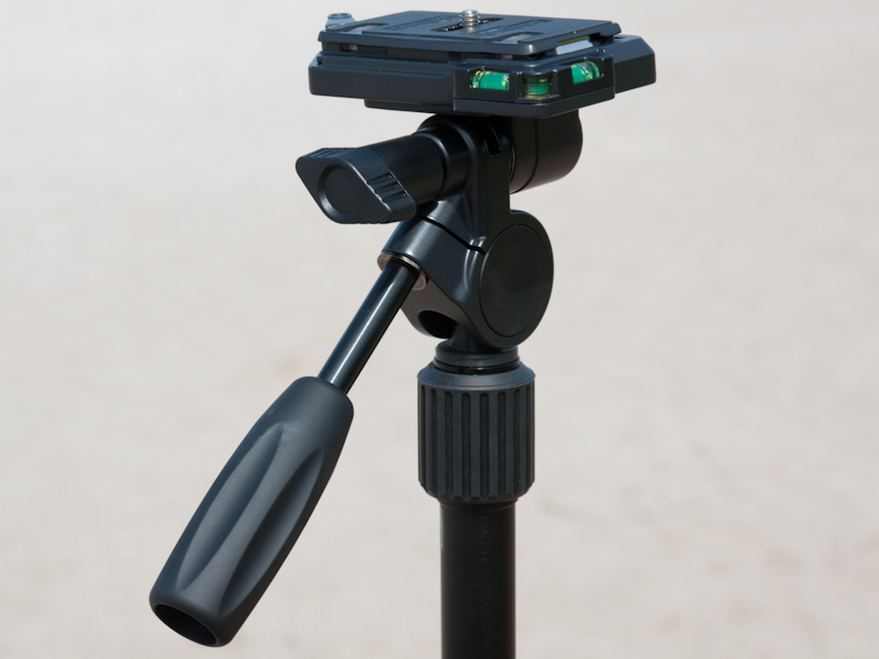 <b>パンハンドルで前後、上部のノブで左右にティルトする</b>