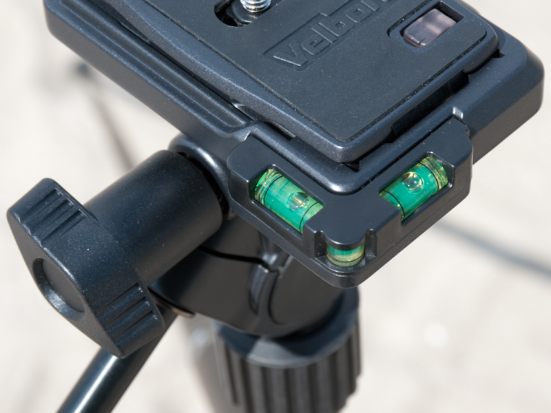 <b>水準器は2軸式</b>