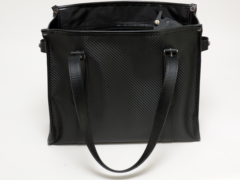 <b>深さ25cm前後のトートバッグに立てて収納したところ</b>