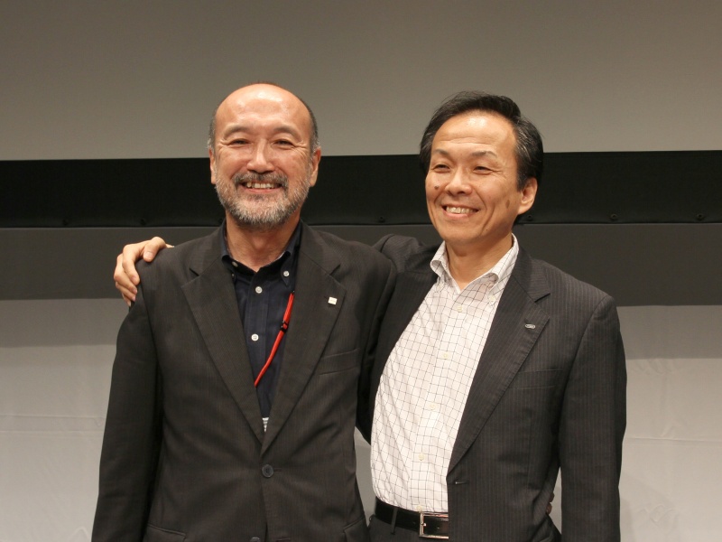 <b>湯浅一弘氏（左）と笑顔で肩を組む後藤哲朗氏（右）</b>