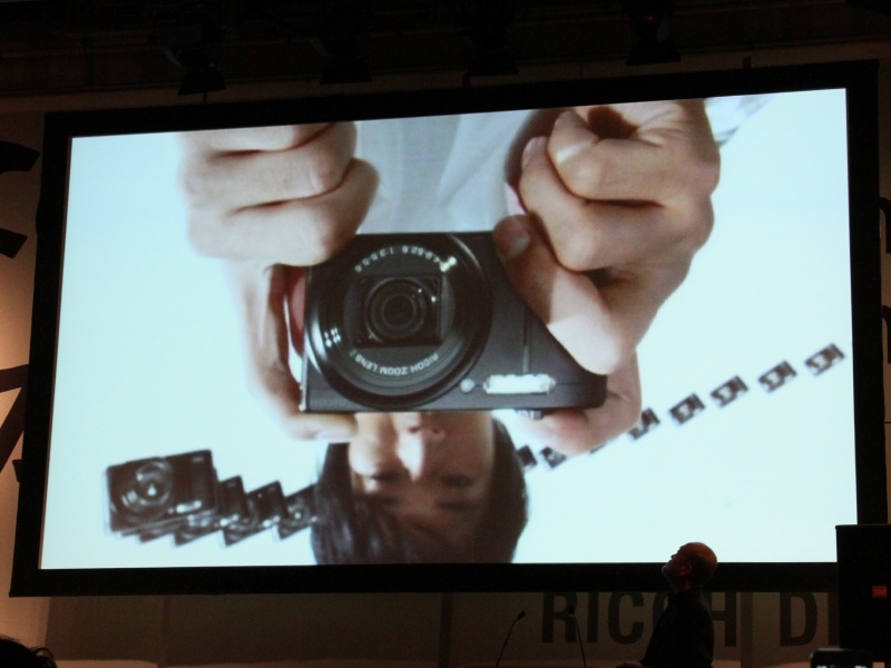 <b>CX4のテレビCMを先行上映</b>