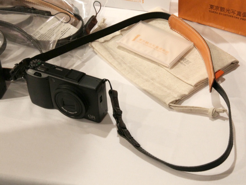 <b>2点吊り対応のカメラストラップなどを販売</b>