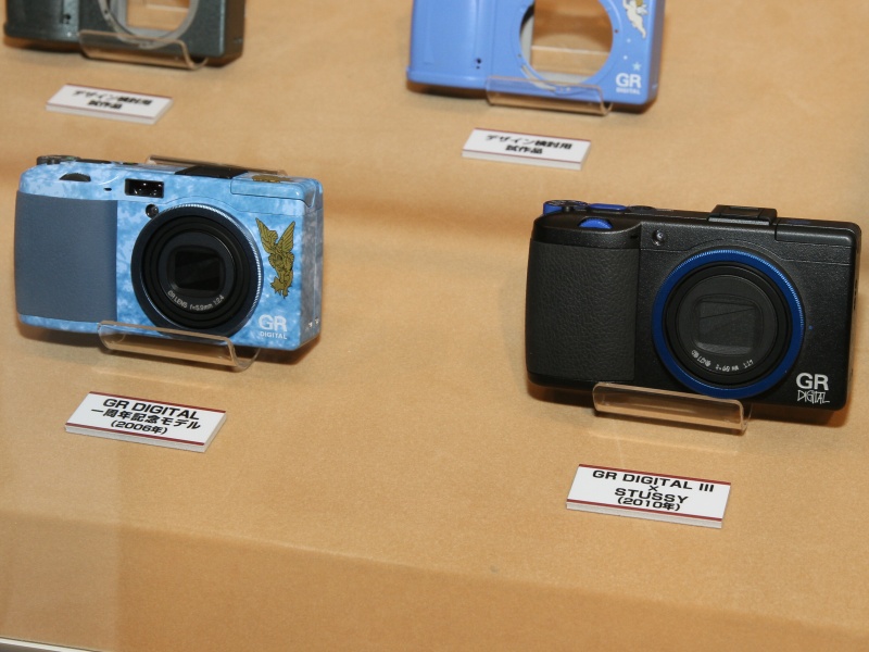 <b>寺田克也氏によるデザインで1,000台限定の「GR DIGITAL 1周年記念モデル」（2006年、左）、ファッションブランドSTUSSYの創立30周年を記念した「GR DIGITAL III×STUSSY」（2010年、右）</b>