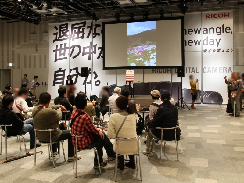 <b>会場内ステージ前の様子</b>