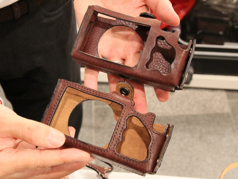 <b>ステッチや素材の変更を行なったGR DIGITAL III用ケースの新型（下）を参考出品。予約を受け付けていた</b>