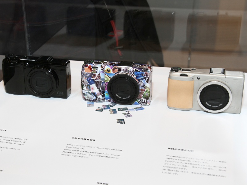 <b>左から「Primitive Black」、「5年分の写真GR」、「素材のままのGR」</b>