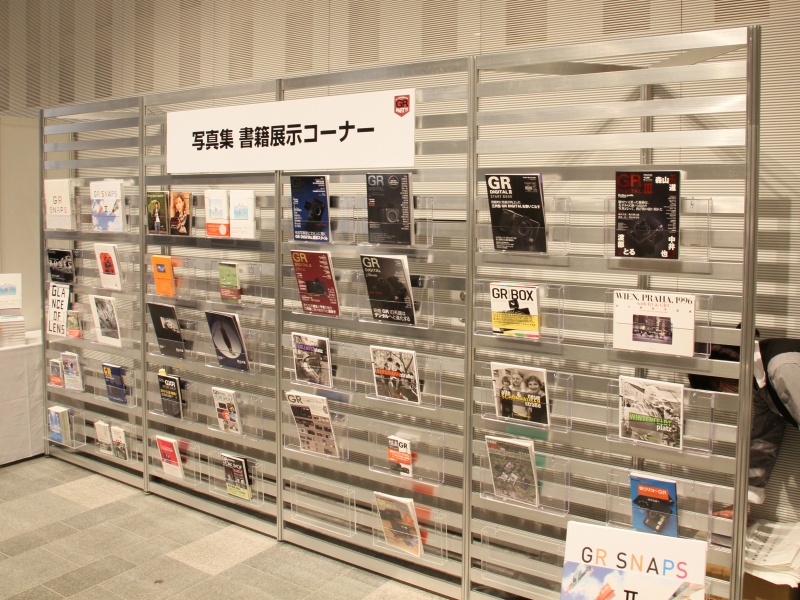 <b>写真集と書籍の展示コーナー</b>