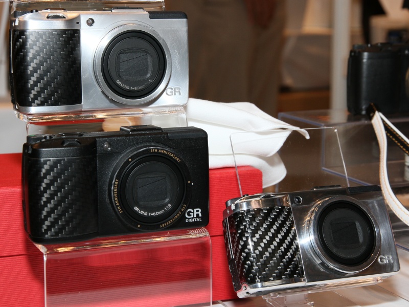 <b>本革グリップや交換リングのほか、マグネシウムボディを磨き、グリップ部にカーボンを貼った特別モデルを展示</b>