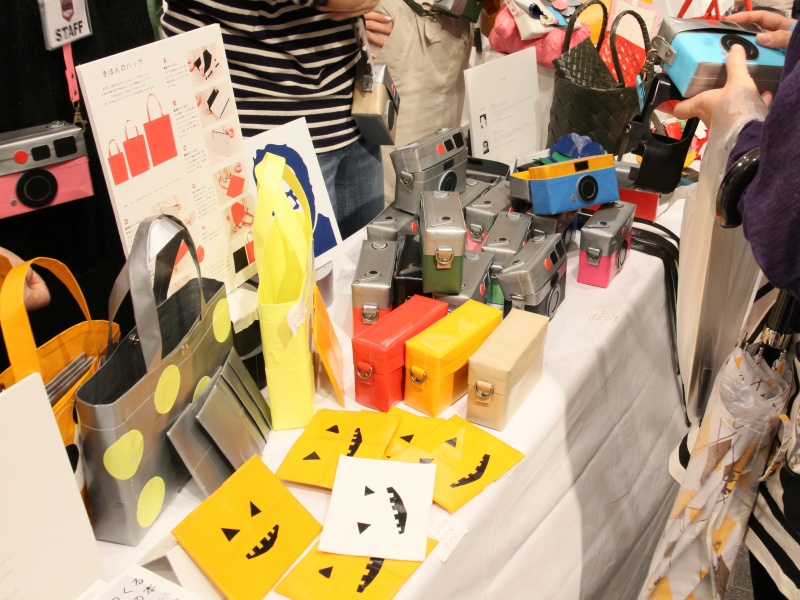 <b>すべてガムテープで作られたカメラ型ポーチなどを販売</b>