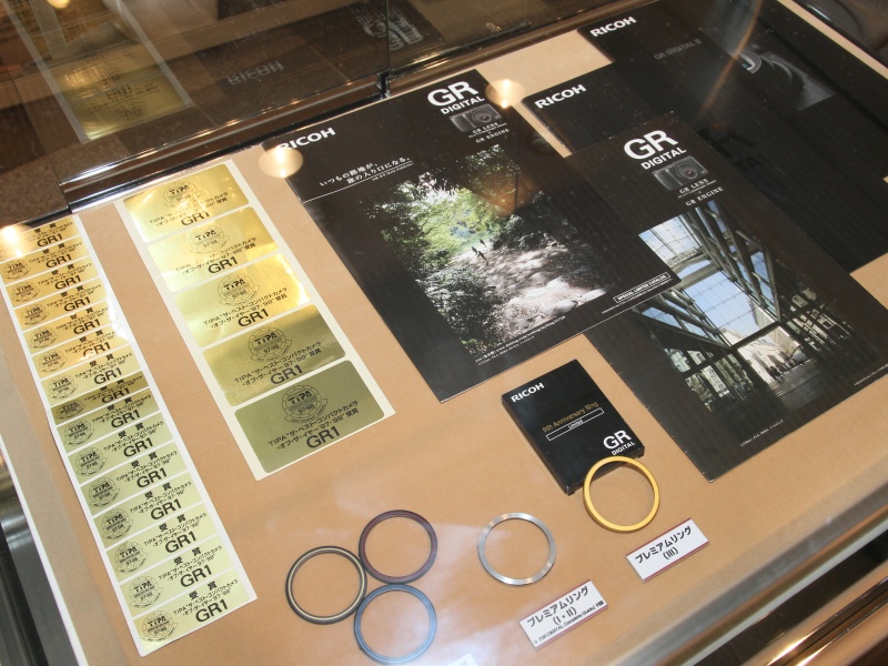 <b>GR DIGITALの限定リングや銀塩GRシリーズの販促用グッズを展示</b>