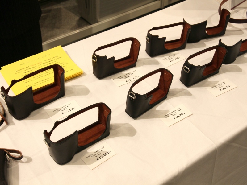 <b>CXシリーズ、GXシリーズなど、GRに限らずリコー製デジタルカメラ用のケースを展示していた</b>