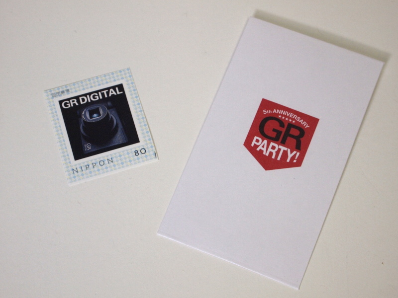 <b>事前登録者には記念品としてGR DIGITAL IIIをデザインした80円切手を進呈</b>
