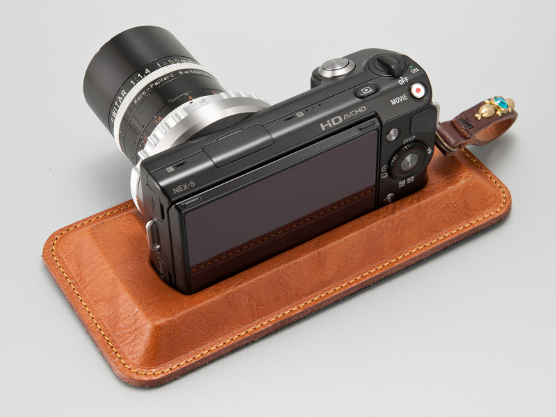 <b>5mmほどボディがスタンドに沈み込む設計だ。置くというよりも、はめ込むという印象だ</b>