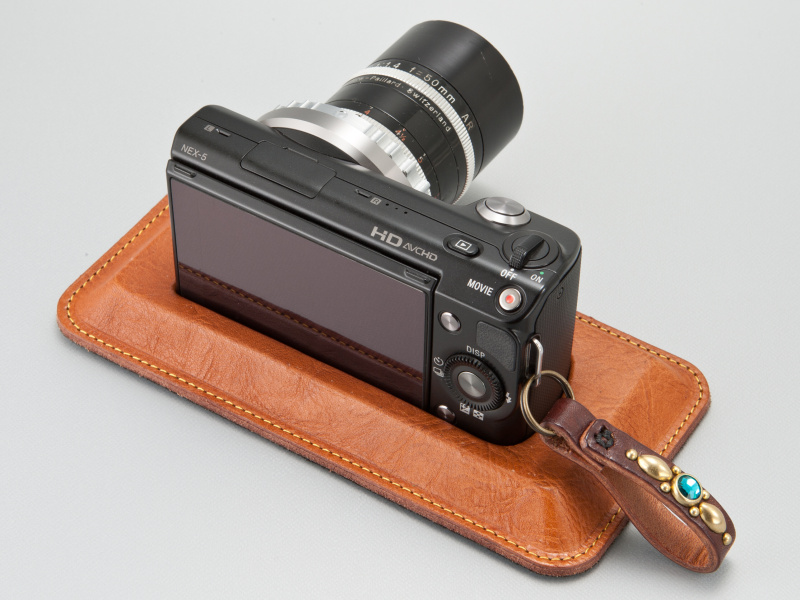 <b>フィンガーストラップは二重リング式。NEX-5のストラップ取り付け具に直接装着できる</b>