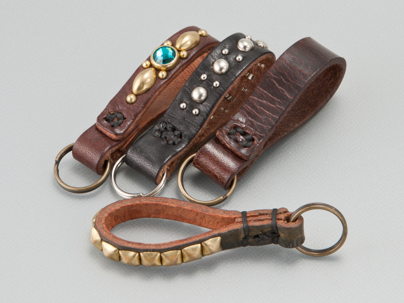 <b>フィンガーストラップはバリエーション豊富だ。価格はデザインで異なり、2,000円後半から3,000円後半程度となる</b>