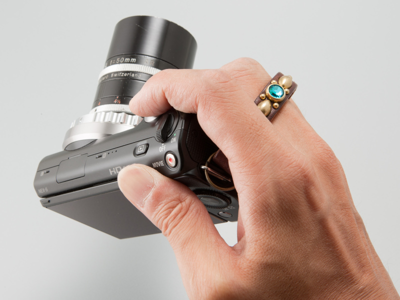 <b>中指に通してグリップを握ると、ファッションリングのように見えておもしろい</b>