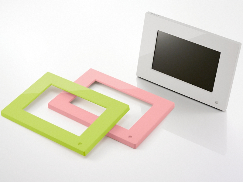 <b>ホワイト、グリーン、ピンクの着せ替えフレームを同梱する</b>