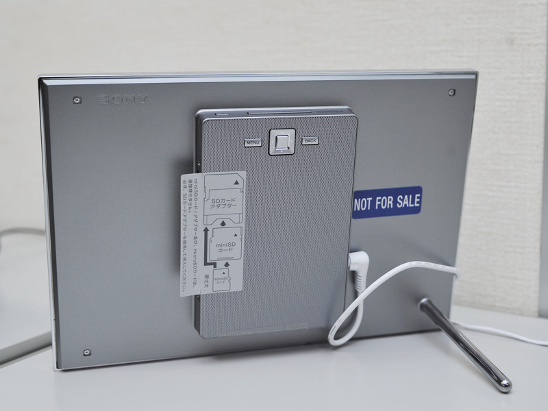 <b>背面にステレオスピーカーを備える</b>