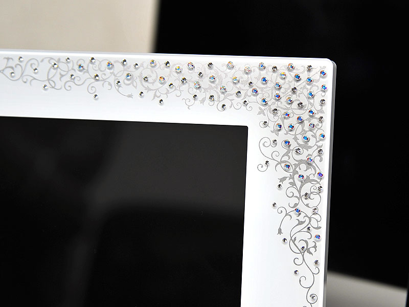 <b>DPF-D720 BUの表面を拡大したところ（左）とDPF-D720 WIコーナー部分の意匠（右）</b>