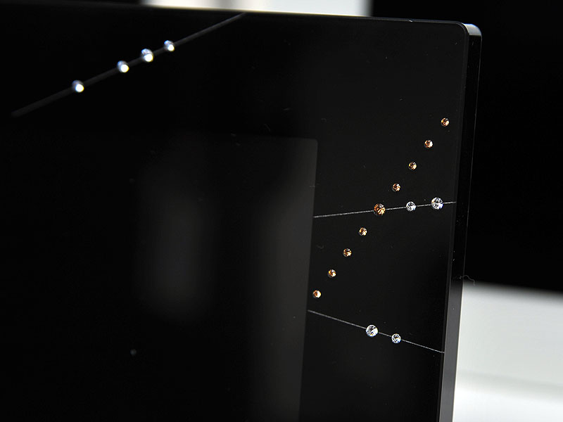 <b>DPF-D720 BUの表面を拡大したところ（左）とDPF-D720 WIコーナー部分の意匠（右）</b>