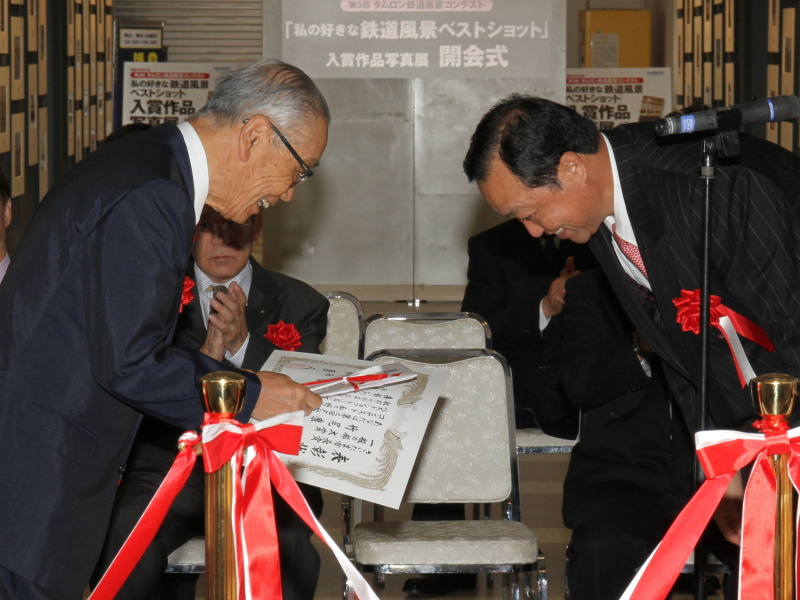 <b>代表取締役社長の小野氏が大賞を授与</b>