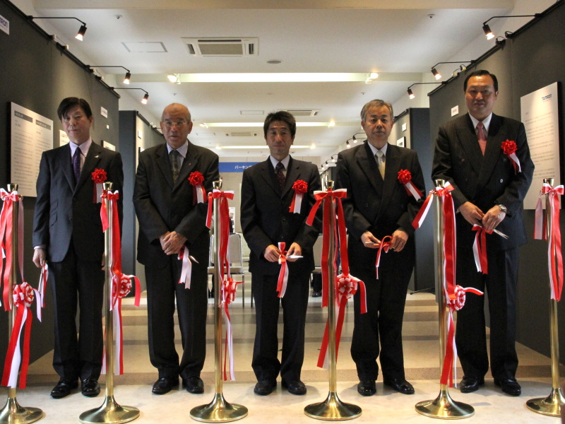 <b>テープカットの様子。左からそごう大宮店店長の森田岳史氏、さいたま商工会議所副会頭の新井正男氏、さいたま市スポーツ文化部長の野間薫氏、さいたま市教育委員会生涯学習部部長の小野安史氏、タムロン代表取締役社長の小野守男氏</b>