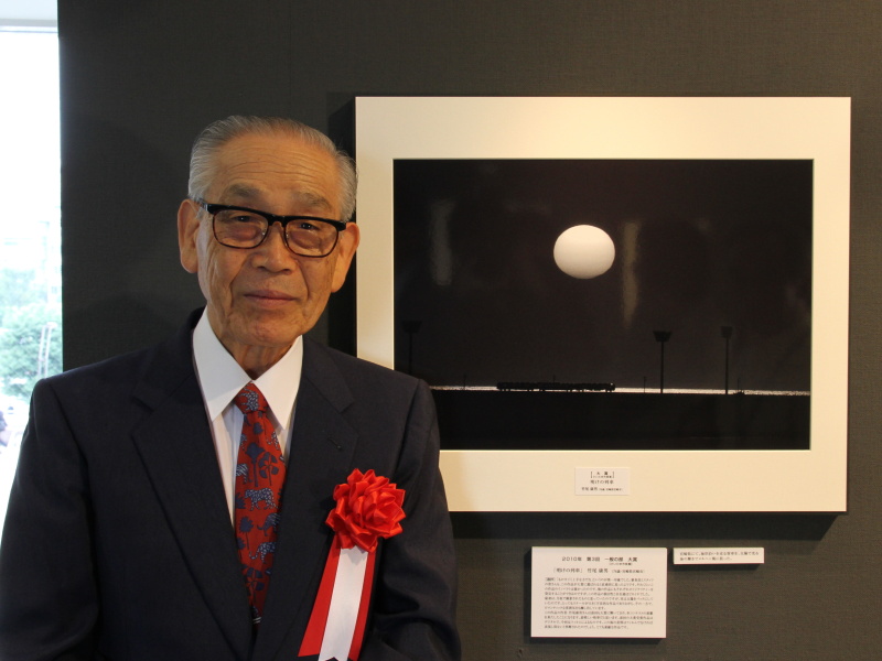 <b>作品「明けの列車」で一般の部 大賞を受賞した竹尾康男氏</b>