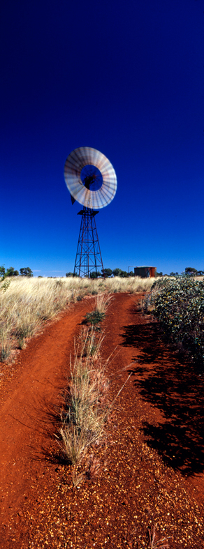 <b>アウトバックの風車/A lonely windmill (c)難波毅</b>