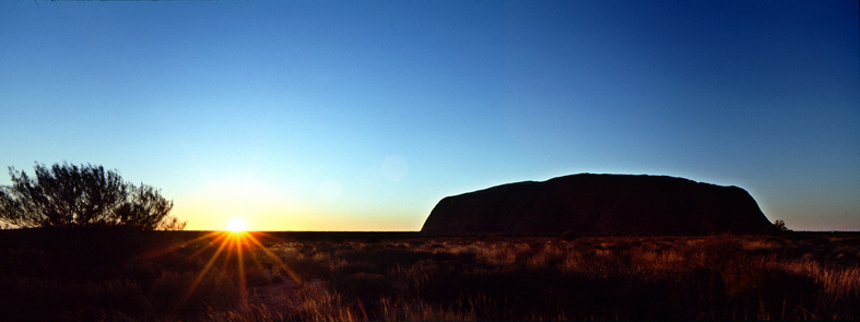 <b>夜明け/Sunrise view of Ululu (c)難波毅</b>