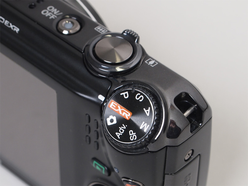 <b>斜めに傾いたモードダイヤル。カメラを持ち替えずに操作できる</b>