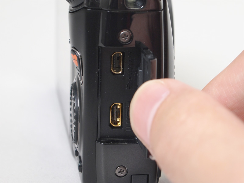 <b>側面の端子カバー内にはUSB・A/V OUT兼用端子とHDMI Micro端子を搭載</b>